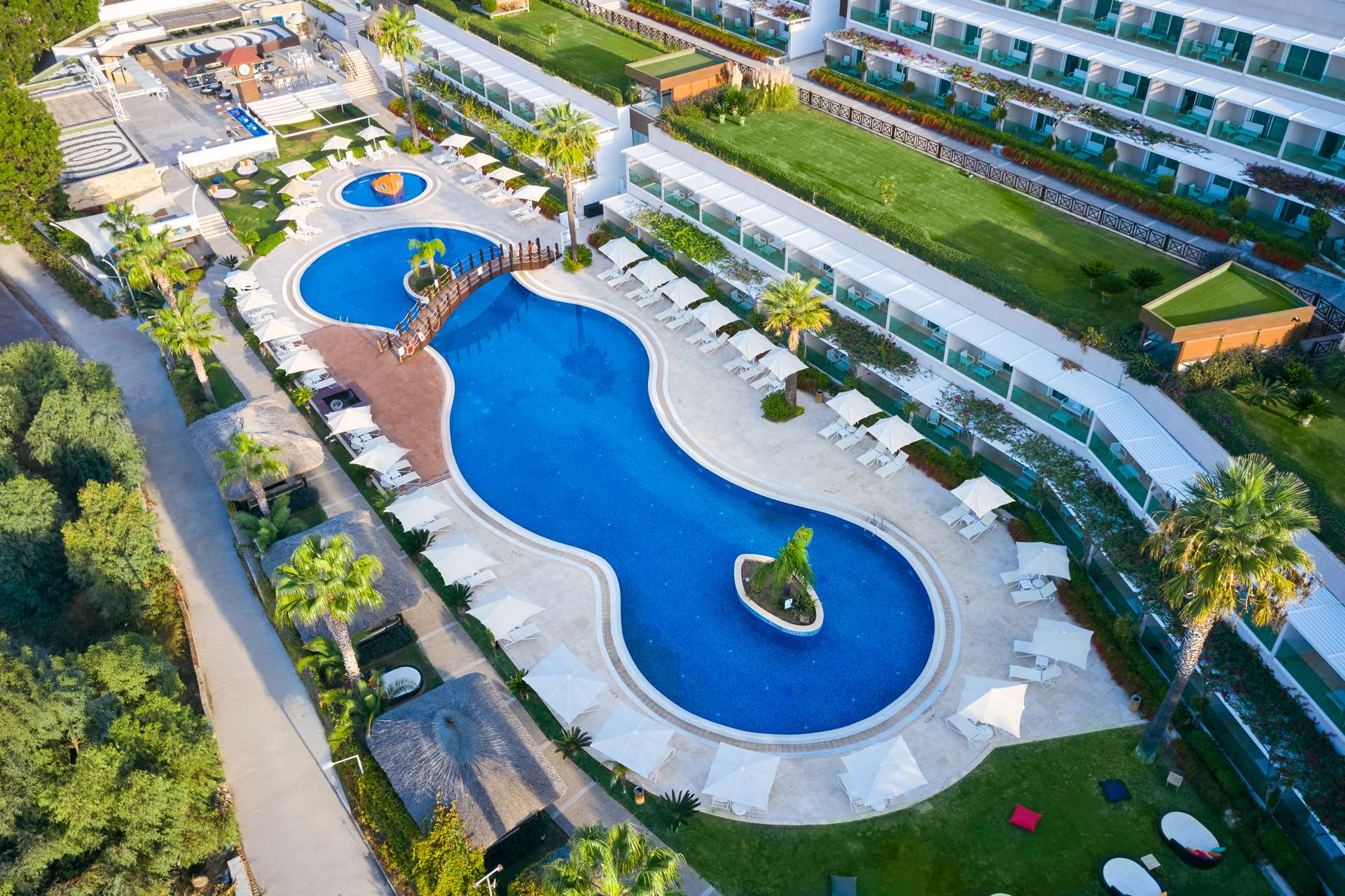 Sentido Bellazure havuz ve otel, havadan görünüm